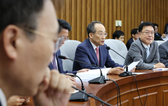 추경호(가운데) 국민의힘 원내대표가 22일 오전 국회에서 열린 국정감사대책회의에서 발언하고 있다. [연합뉴스 제공]